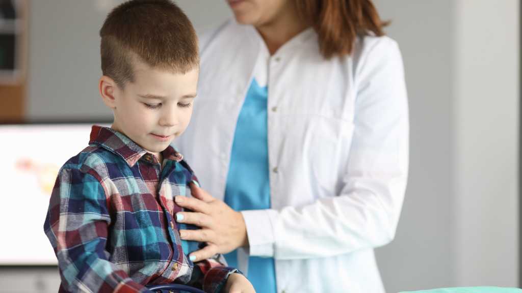 When to Test for Autism: Signs, Timing & Early Screening Guide signs my child needs autism testing doctor examining child for early diagnosis